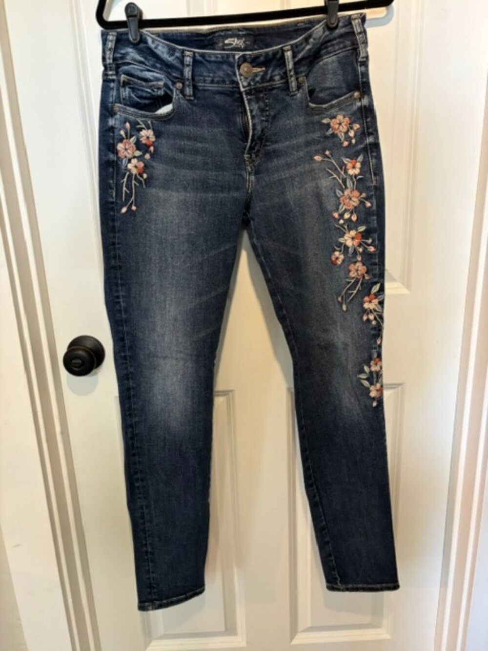 Silver Jeans - Floral Embroidered Elyse Skinny Jeans. W30/L31